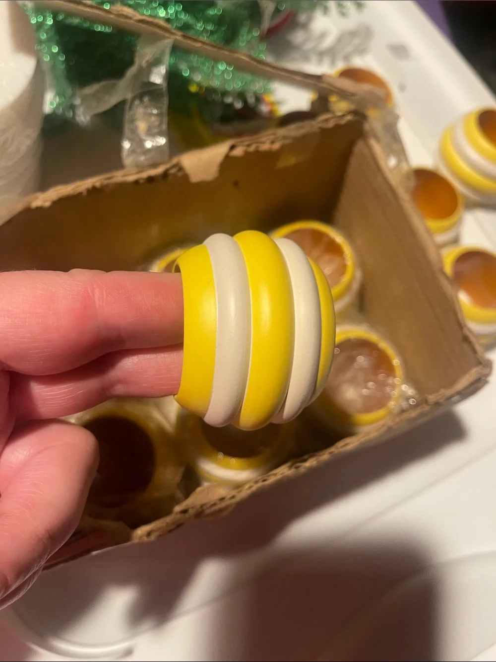 Set of 12 Yellow and White Napkin Rings new
